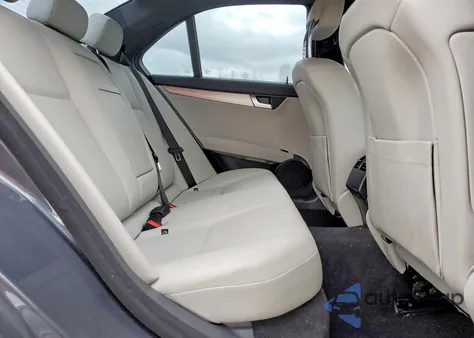 2014 Mercedes-Benz C 250 z USA, uszkodzony, nr VIN WDDGF4HB4ER317962